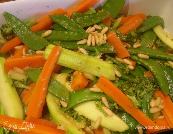 Добавляем к ним овощи, слегка прогреваем все вместе и подаем. Я подавала в качестве гарнира к рыбке. Приятного аппетита)))
