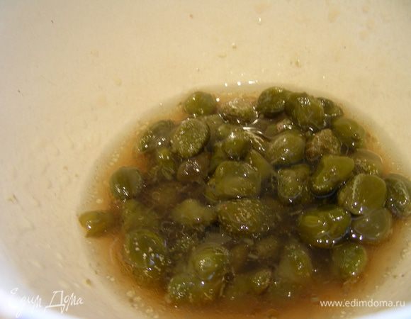 Для заправки взбиваем масло, уксус, мед, соль, перец. Добавляем каперсы.
