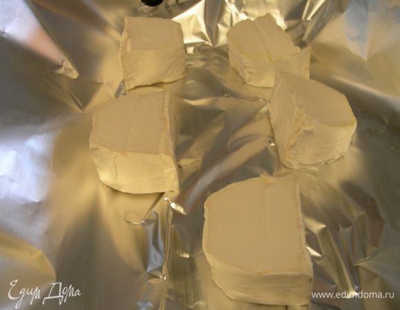 Козий сыр нарезаем толстыми кусочками и отправляем в духовку 180-200 гр минут на 15.
