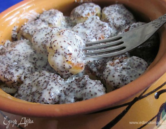 Сложить в керамический горшок, залить соусом и запекать в духовке 6-8 минут при температуре 180 гр.