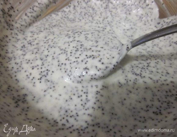 Соус:мак залить кипятком и дать ему распариться, слить воду. Масло растопить в микроволновке, добавить мак, сахарную пудру и сметану. Хорошо перемешать. Полученную смесь немного прогреть, но не кипятить.