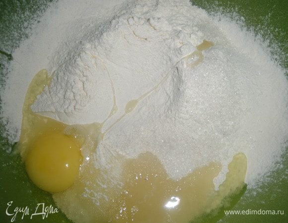 Смешать муку, сахар, яйцо и дрожжи. Добавляем щепотку соли. 
