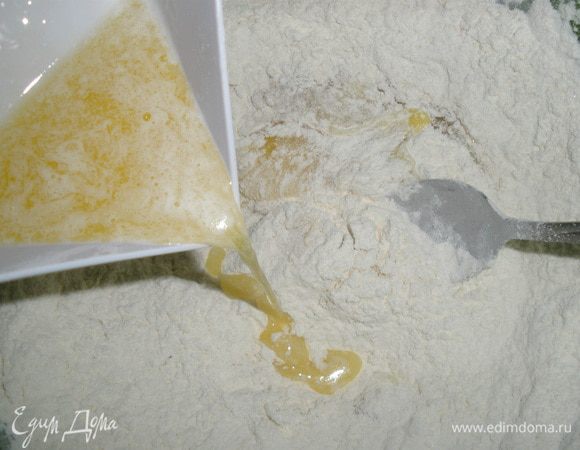 Вливаем масло и молоко. Замешиваем тесто. 
