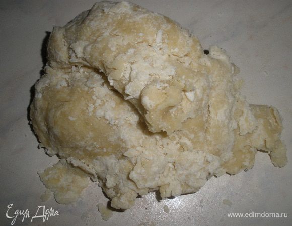 Тесто смешать в комок и вымесить на столе. Оно достаточно плотное, но месится легко. Месить примерно 7-10 минут. Убрать в миску, оставить на 1 час. 