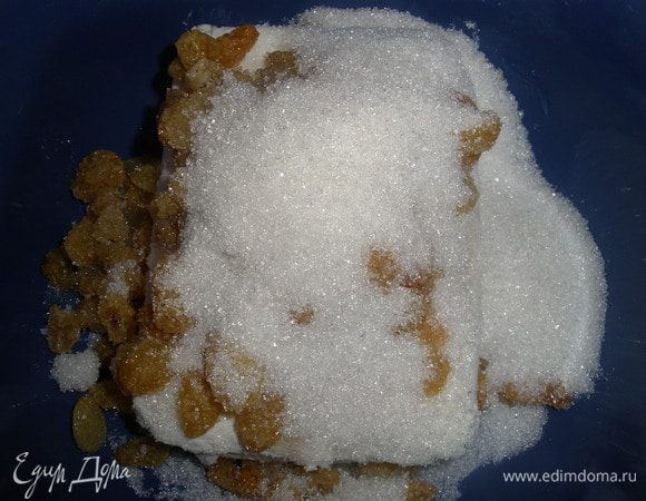Готовим начинку: смешиваем творог с сахаром и изюмом. Растираем.