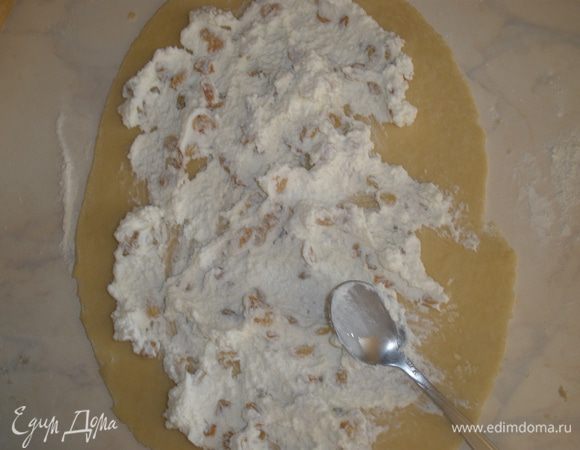 Тесто раскатать в пласт. Выложить на него начинку. 