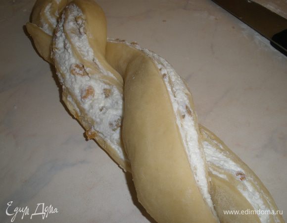 Из этих двух полосок заворачиваем "косичку". Перекладываем на противень, застеленный пергаментом. Пергамент слегка смазать маслом. Оставляем минут на 40. 