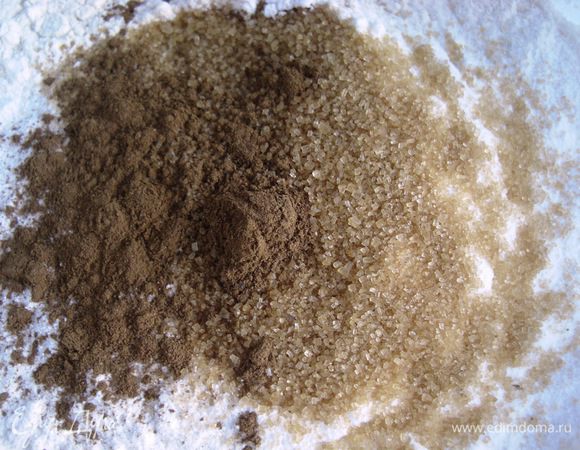 Приготовить крошку. В отдельной миске смешать муку, коричневый сахар, соль и корицу.