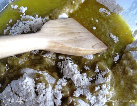 Добавить растопленное сливочное масло и снова тщательно и перемешать. 