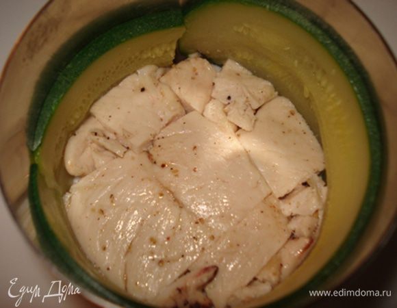 на дно-филе,порезанное на кусочки.