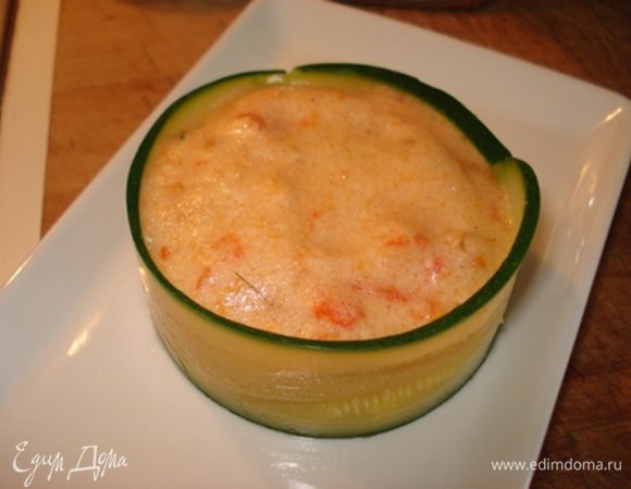 Пирожные выбрать из формы.
Смазать кремом верх пирожного.