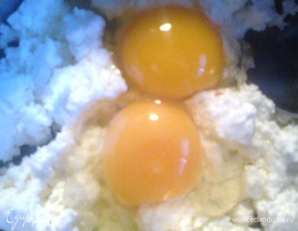 Творог у меня проверенной марки, как и должен выглядеть творог в классическом понимании: не масса в виде каши, ну и не сухой (такой при нагреве может затвердеть комочками и не вкусно попадаться на зуб!) Перетираем его с яйцами...