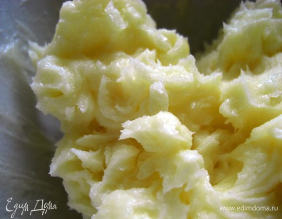 В другой миске готовим снову пирога. Перетереть сливочное масло с сахарным песком, лучше с помощью миксера. Масса  должна получится очень пышной.