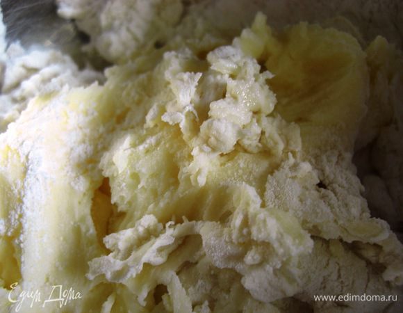 Просеять муку вместе разрыхлителем и постепенно, в три захода, всыпать ее в тесто, все время пoмешивая тесто. Не забыть добавить соль.