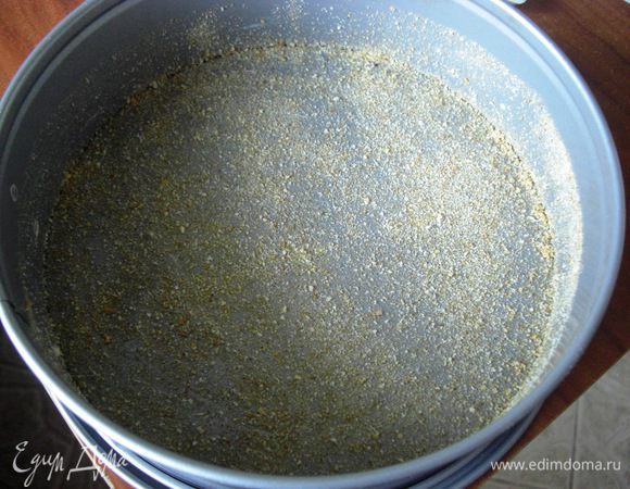 Духовку включить до 180°C. Круглую форму (24 см) смазать маслом и присыпать молотыми сухарями. 