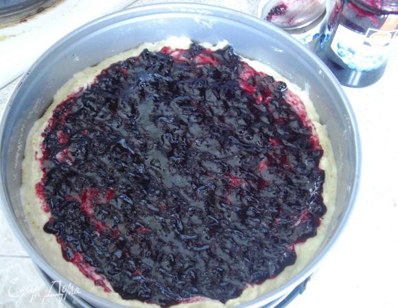 Распределить черничный джем поверх теста.