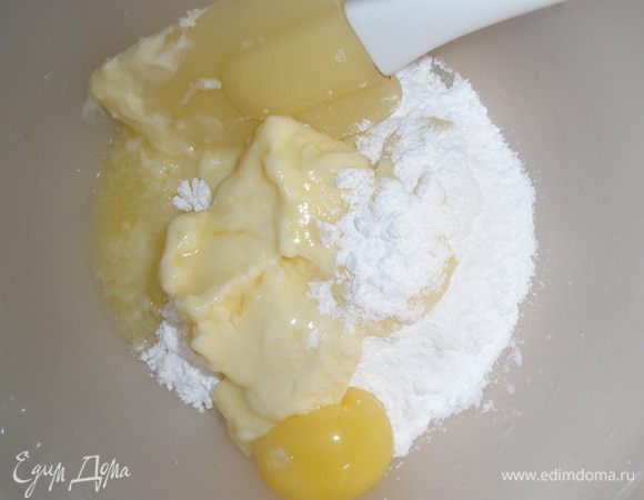 Мягкое сливочное масло растираем с желтком и пудрой. 