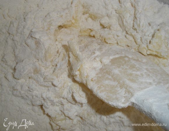 Добавляем муку и замешиваем очень нежное песочное тесто. 