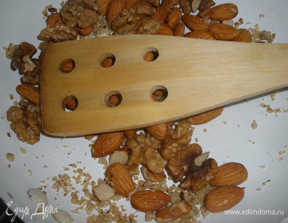 Через 1 час корж достать и выпечь его ровно 12 минут при температуре 200 градусов.Далее делаем начинку. Орехи нужно обжарить на сухой сковороде примерно 10 минут. Так они дадут более усиленный ореховый вкус. Затем измельчить их в блендере как можно мельче. 
