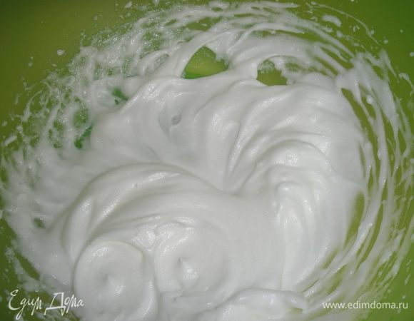 Белки взбить в густую крепкую пену. 