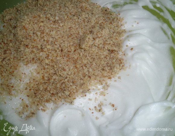 Орехи смешать с сахаром и подмешать к ним белки. Очень аккуратно. 