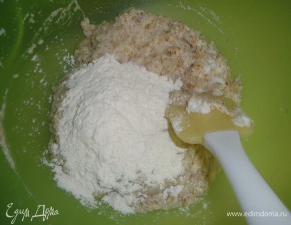 Затем добавляем муку и все перемешиваем. 