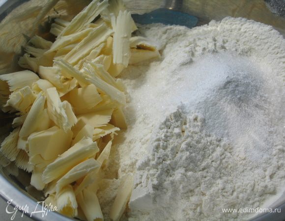 Тесто в виде крошки: в мягкое масло всыпать все остальные ингредиенты и перемешать...масло можно предварительно настрогать ножом
