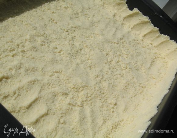 Собираем пирог: выложить тесто-крошку в форму, разровнять и приподнять края, прижимая их пальцами к стенкам формы (необходимо оставить 4 ст.л. крошки для обсыпки)