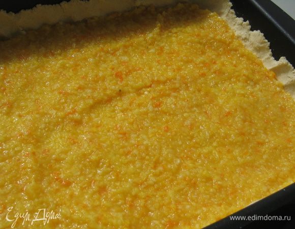 Вылить первый слой начинки (цитрусовую смесь), разровнять