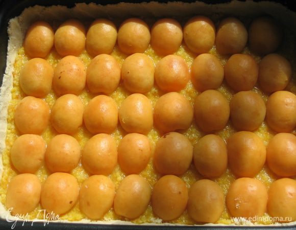 Выложить половинки абрикосов срезом вниз по всей поверхности формы…присыпать сахаром (2 ст.л.) и помазать абрикосовым джемом или сиропом (я взяла сироп от варенья)