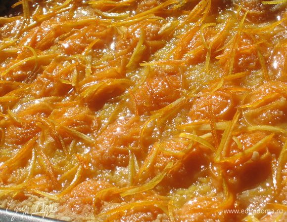 После выпекания пирог следует остудить при комнатной температуре и пропитать подготовленной ранее пропиткой из цедры и ликера. Такая пропитка также может служить и в качестве украшения пирога. Пирог готов. Приятного аппетита 