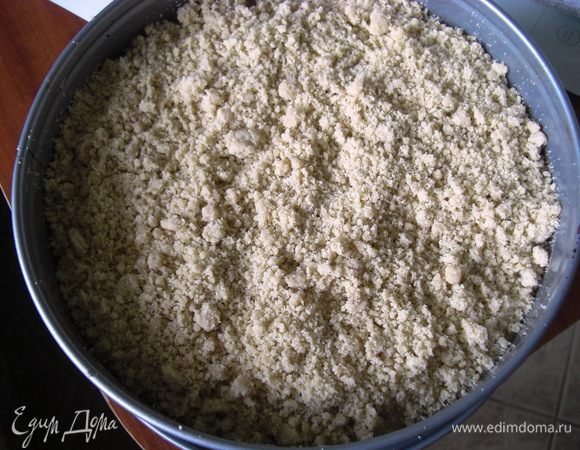 Джем равномерно засыпать крошкой (слой крошки получится достаточно толстый).