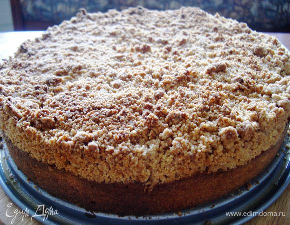 Выпекать пирог в течение 50-60 мин, до золотистого цвета.