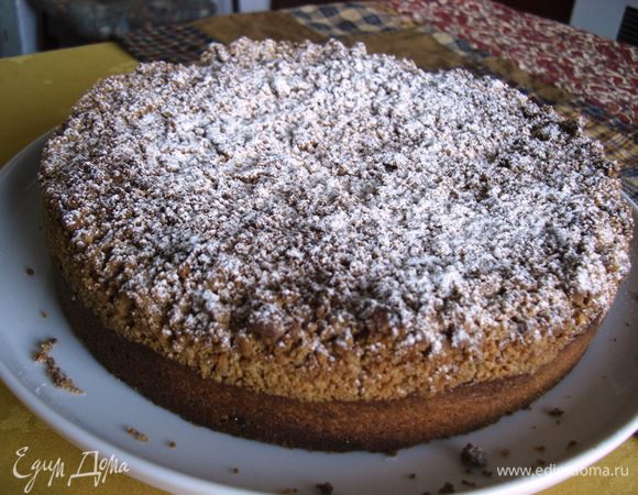 Пирог слегка остудить. Можно  посыпать сахарным порошком.