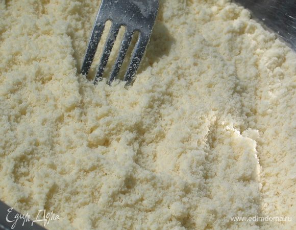 При перемешивании я пользуюсь вилкой, т.к. прорези в ней позволяют сделать качественную крошку, но можно делать и руками, растирая между ладошками все ингредиенты