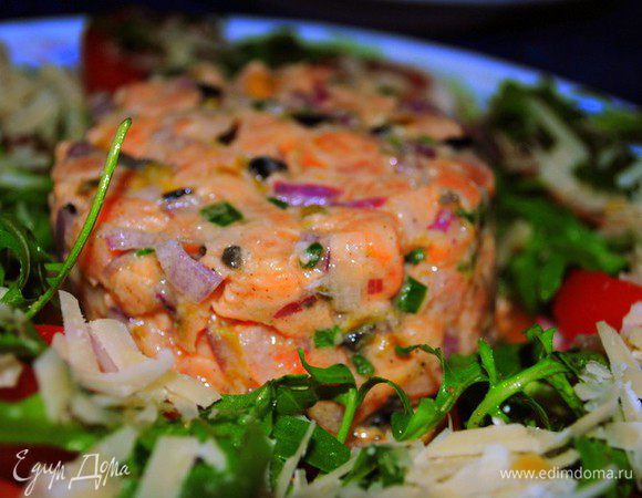 Теперь все игредиенты поливаем маслом, лимонным соком, приправляем солью-перцем и перемешиваем. Выкладываем в формочку и приступаем к салату.
Тут все еще проще: помидор и лук нарезаются, перемешиваются с руколой, поливаются заправкой из масла, лимонного сока и горчицы, солятся, перчатся.

Тартар аккуратно выложить из формы в центр тарелки, по краям разложить салат и посыпать салат пармезаном!