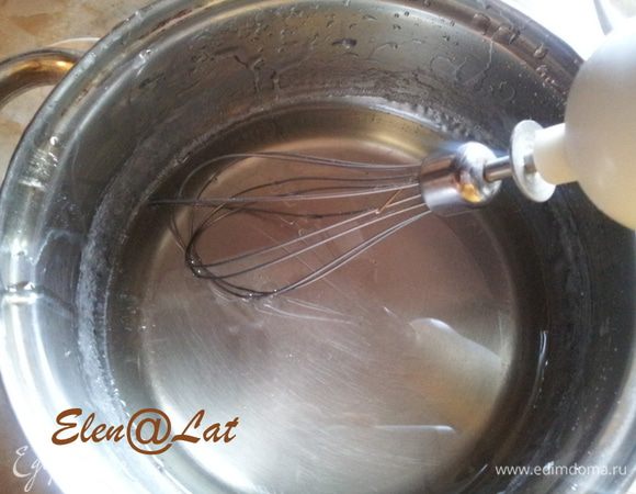 Смешайте в кастрюле сахар с водой и поставьте на плиту, доведите до кипения, чтобы сахар растворился.