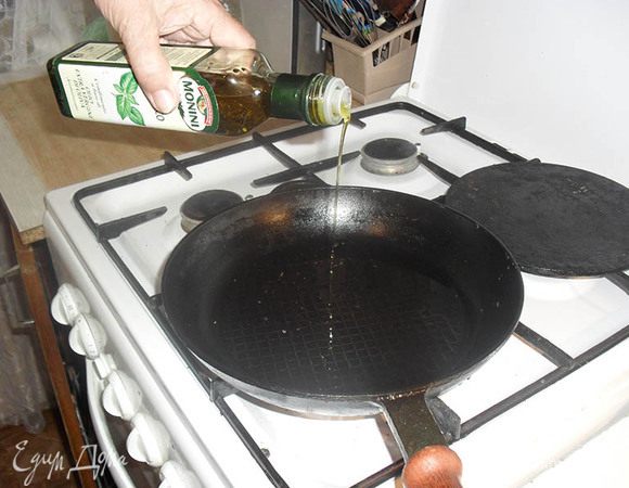 На сковородке подогреть оливковое масло с базиликом. 