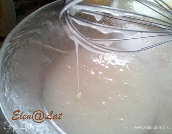 Через 4 минуты влейте лимонный сок и продолжите варить. Он загустеет. Чтобы проверить правильность консистенции, нужно сироп с ложки капнуть в ледяную воду и попробовать скатать мягкий шарик.<br />
Когда будете снимать пробу на «мягкий шарик», лучше кастрюлю убрать с плиты. Температура сиропа должна быть где-то 115–117°C. После этого сироп надо быстро охладить. Я ставлю кастрюлю на лед. Помешивайте, чтобы сироп быстрее остыл.