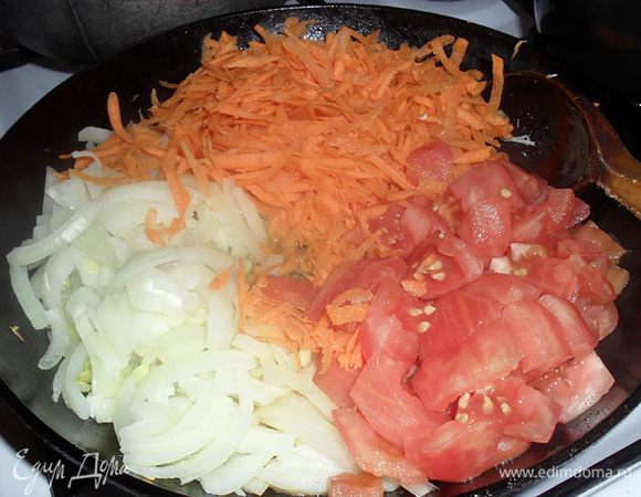 Лук и томаты без кожицы нарезать кубиками. Морковь натереть на крупную терку. Потушить.
