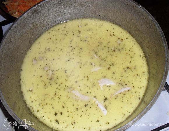 Куриное филе приварить и разделить на куски.Прожарить на базиликовом масле в казане и добавить кокосовое молоко Добавить соль,перец,специи.и овощами.