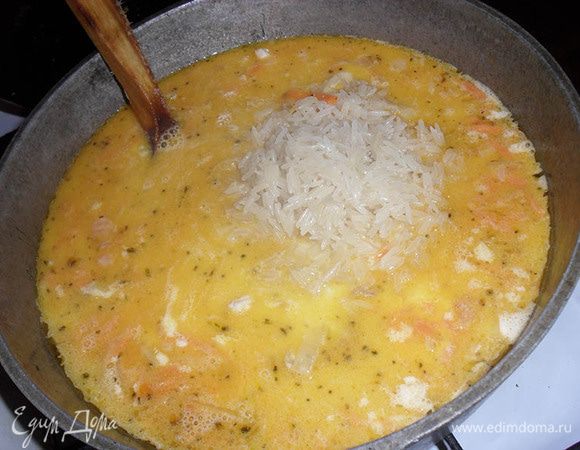 На сильном огне довести до кипения,всыпать промытый рис и убавив огонь закрыть крышкой.