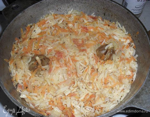 Через 15 мин воткнуть промытые головки чеснока и быстро закрыв держать до готовности.