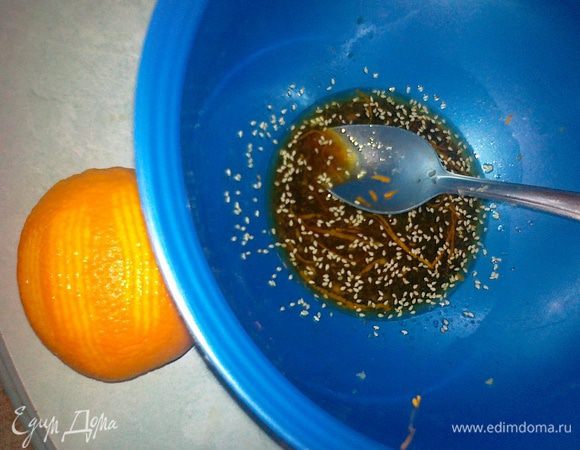 Делаем маринад. Для этого смешиваем соевый соус, воду, кунжутное и оливковое масла, мед. Перемешиваем, чтобы разошелся мед (если он слегка засахарился). Добавляем туда по щепотке соли и сахара, тертые на терке для имбиря имбирь и чеснок, цедру апельсина, кунжутное семя.   

