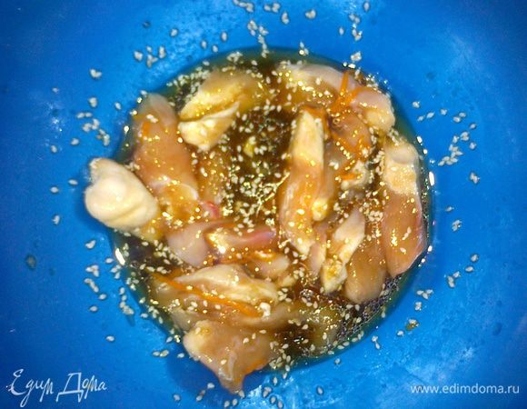 Куриное филе режем небольшими ленточками (примерно 2 см - ширина, 5-6 см - длина). Опускаем в маринад и как бы взбиваем мясо рукой или ложкой, чтобы оно хорошо перемешалось с маринадом (давить не надо))). Оставляем на минут 15-20. 
