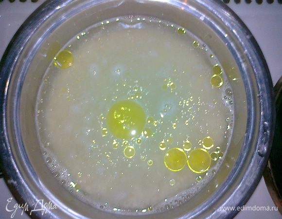 Начинаем готовить гарнир - отвариваем рис с добавлением оливкового масла и соли по вкусу. И ставим 