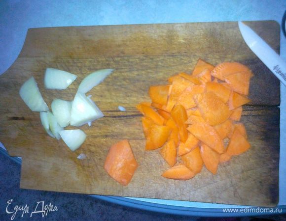 Режем овощи - репчатый лук и морковь - по типу азиатской нарезки. Не мельчим)) Они должны приготовиться таким образом, чтобы не быть сырыми, но при этом сопровождаться приятной сочностью и легким хрумканьем - чтобы было слышно, как вы лопаете эту вкуснятину под подушкой, втайне от остальных домочадцев))   