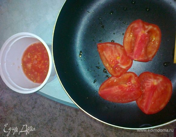 Следующий на очереди - помидор. Удаляем плодоножку, режем на крупные дольки и убираем сок с семенами - нечего в сковороде нюни разводить. Режем в том же азиатском стиле и оставляем ненадолго на доске. * Если есть желание и время - предварительно лучше удалите кожицу, подержав помидор пару минут в кипятке. Его тонкая шкурка точно не выдержит такого обращения и лопнет от возмущения. Естественно, обнаженные томаты на вкус куда привлекательнее))  
  
