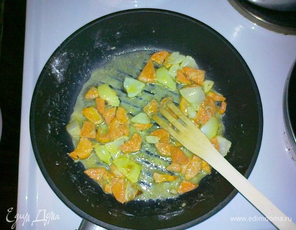 Обваливаем лук с морковью в крахмале (2 столовых ложек будет достаточно) и выкладываем на нагретую сковороду с оливковым маслом (лучше вок). Прихватываем до золотистого цвета. 