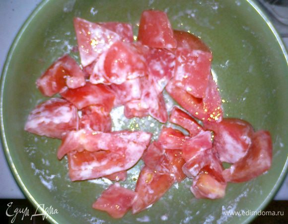 Пока обжариваются лук и морковь, добавляем в миску с остатками крахмала еще ложку-полторы и обваливаем в них помидор. Позолоченные лук с морковью перекладываем в другую сковороду. А на горячую - отправляем помидор в крахмальной присыпке. Прихватываем его бока - и в компанию к моркови с луком. * При необходимости (а она точно возникнет) добавляем масла в огонь (в буквальном смысле)))   